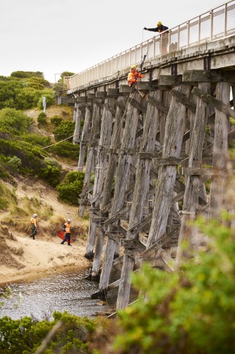 Bridge+engineers+used+climbing+ropes+to+abseil+from+the+deck+of+the+bridge+whilst+conducting+a+detailed+inspection.