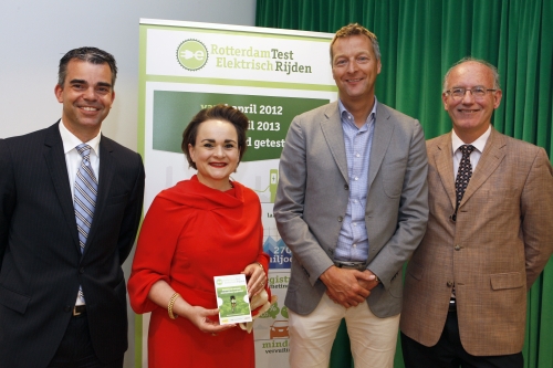 Overhandiging eindrapport - vlnr Hans Blom (Stedin), wethouder Alexandra van Huffelen, Barth de Klerk (Eneco) en Tom Boot (gemeente Rotterdam) Overhandiging eindrapport