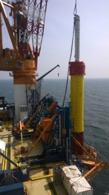 Eerste fundering windpark Eneco Luchterduinen geplaatst - Eerste fundering windpark Eneco Luchterduinen geplaatst