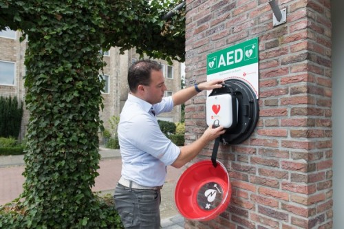 Man haalt AED uit buitenkast - Man haalt AED uit buitenkast