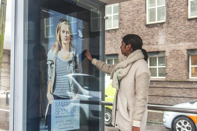 Marks+%26amp%3B+Spencer+en+JCDecaux+hebben+primeur+met+eerste+%26lsquo%3Bswipebare%26rsquo%3B+Abri-uiting