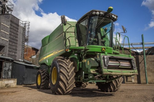 245-Michelin-harvester-tyre-advice - Michelin is urging farmers to pay close attention to the health of their tyres as they prepare for the harvest season. 245-Michelin-harvester-tyre-advice