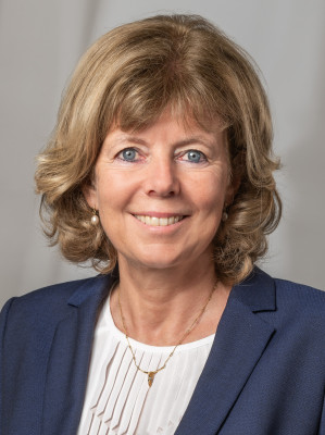 Dr. Stefanie  Seltmann