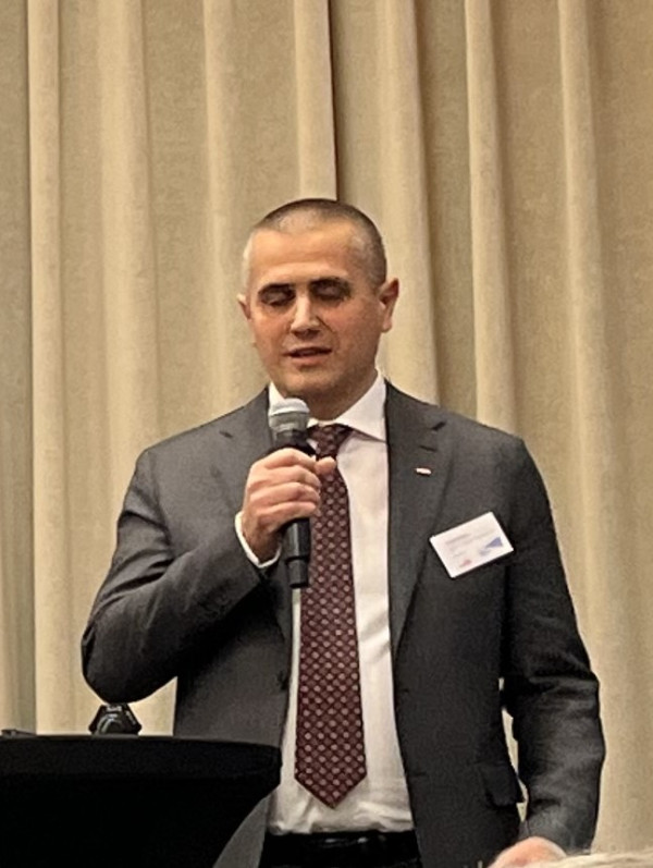 - powiedział Kriszti&aacute;n M&eacute;sz&aacute;ros, Senior Vice President Region CEE w VELUX, we wprowadzeniu do dyskusji w ramach Okrągłego Stołu ds. Efektywności Energetycznej. 
