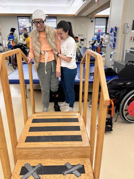 Laura Snyder and Payton Pulver work on stairs_blurred patient in background_IMG_8650
