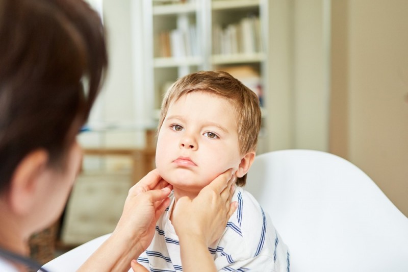 stock-photo-sick-child-with-swollen-tonsils-on-examination-at-the-pediatrician-1839219607.jpg
