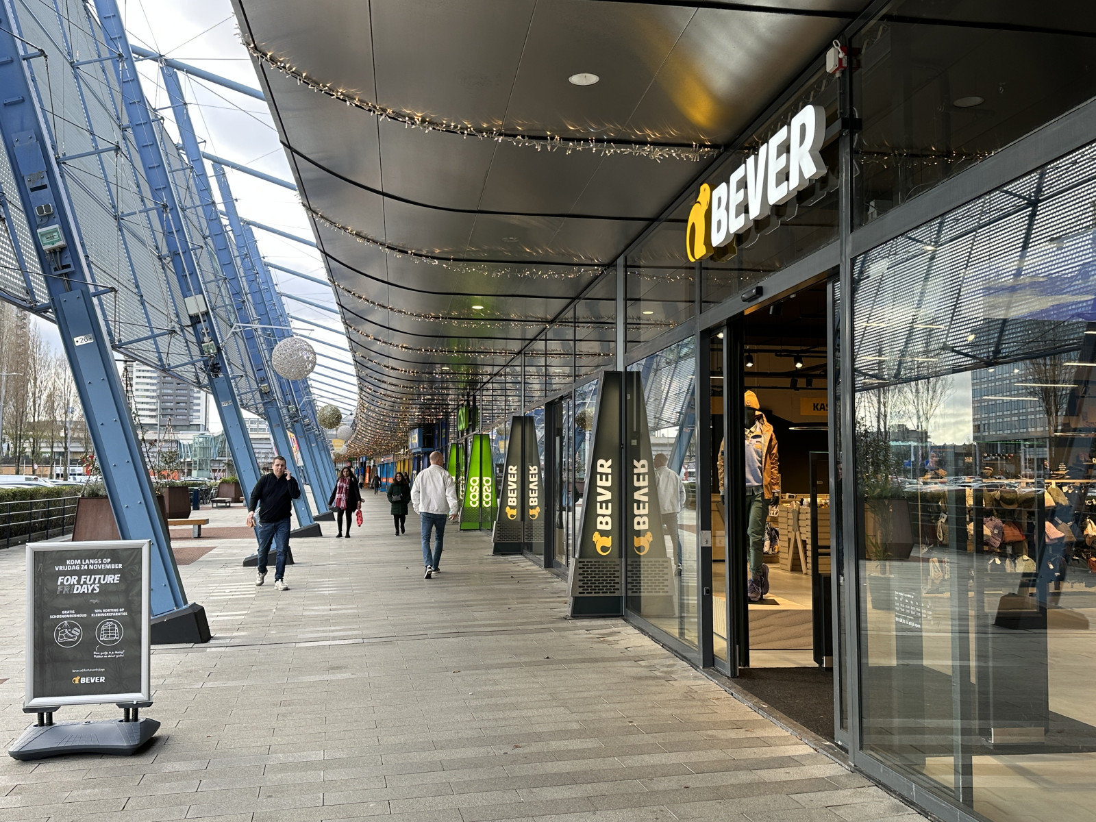 Bever opent winkel in Alexandrium Megastores Rotterdam