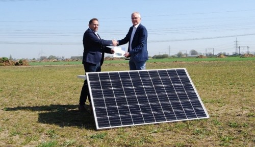 Links: Arap-John Tigchelaar, Algemeen Directeur Transferro en  voorzitter Coöperatie Zonneweide Hessenpoort. Rechts: Auke Peringa, Algemeen Directeur Energiewacht Groep