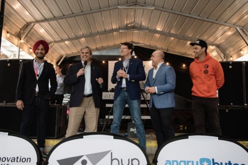 Opening Dutch House 2017 met Kuldip Singh, director Digital innogy Retail (links), de burgermeester van Austin (2e links), prins Constantijn van Startupdelta (midden), Danny Frietman, founding father New Dutch Wave (2e van rechts) en de winnaar van de pitch competitie 2017, Utomik.