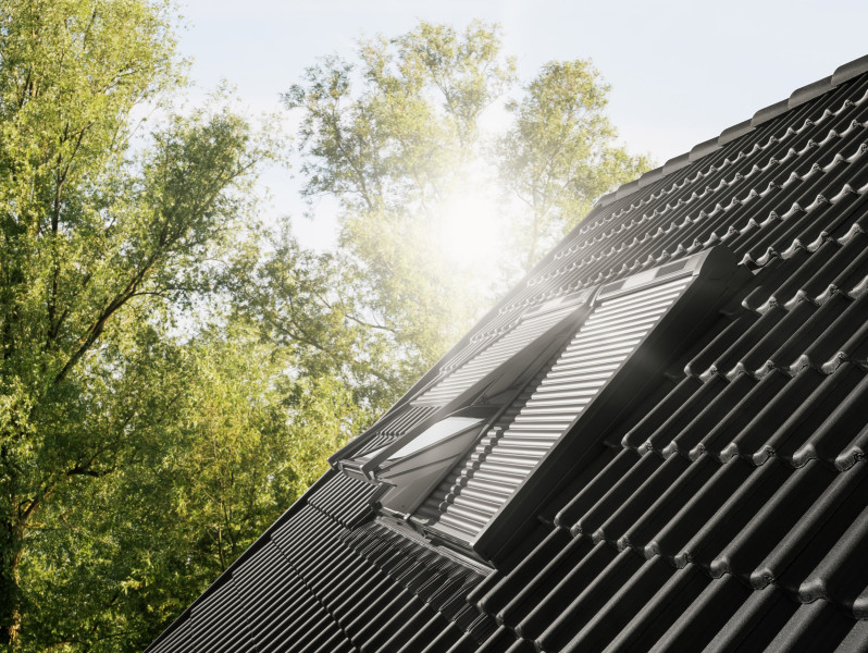 VELUX Rollladen schützt vor Sommerhitze