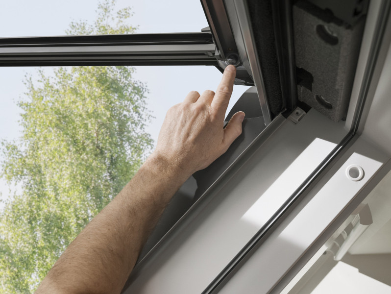 Neue VELUX Rollladen-Generation: Schienen auf dem Flügel, Fenster bleibt bedienbar