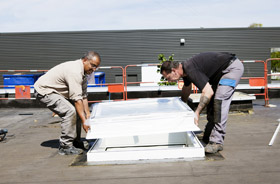 Aannemer plaatst VELUX lichtkoepel 280px.jpg
