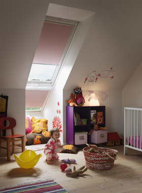 Kinderkamer met dakraam en verduisterend rolgordijn 280 px.jpg