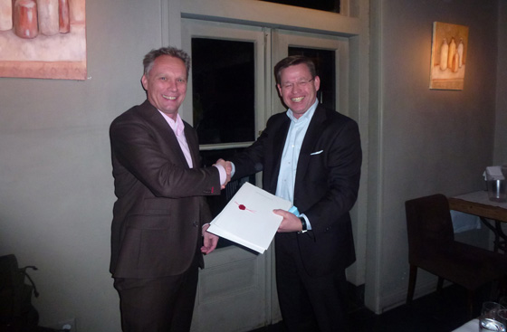 Marcel ontvangt VKR Award van Michel Sombroek 560px.jpg
