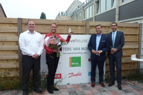 Mevr. Bouwman ontvangt sleutel van Active House 280px.jpg