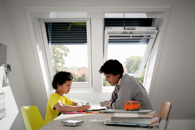 Nieuwe generatie elektrisch VELUX dakraam met rolluik 280px.jpg