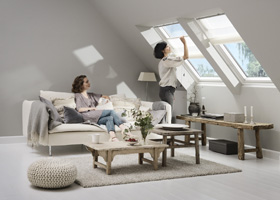 Woonkamer met VELUX vouwgordijnen 280px.jpg