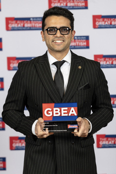 Sid Sethi, founder and MD of Specscart, with award 2