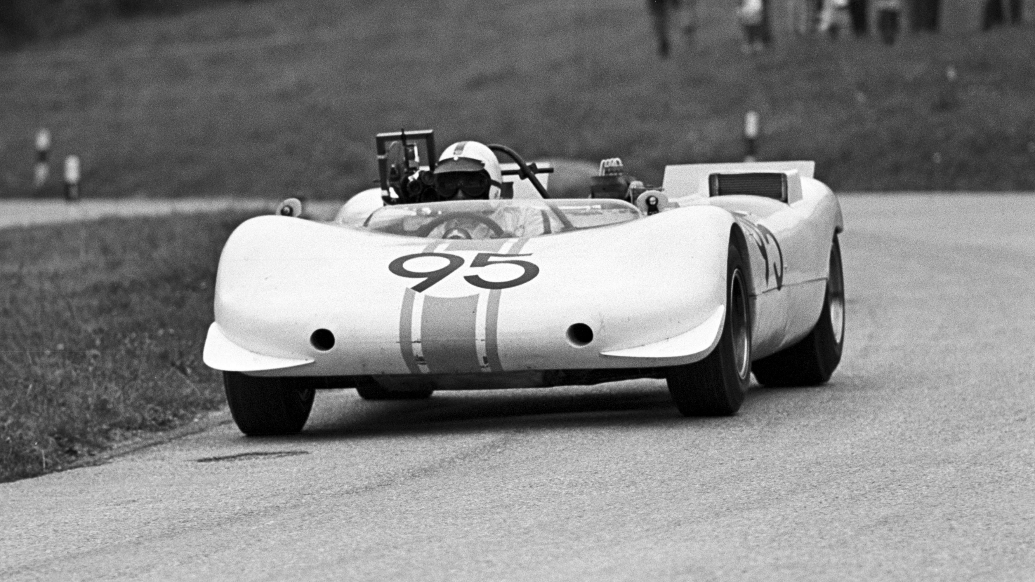 De kunst van het weglaten de bolle brandstoftank van de Porsche 909 Bergspyder 2