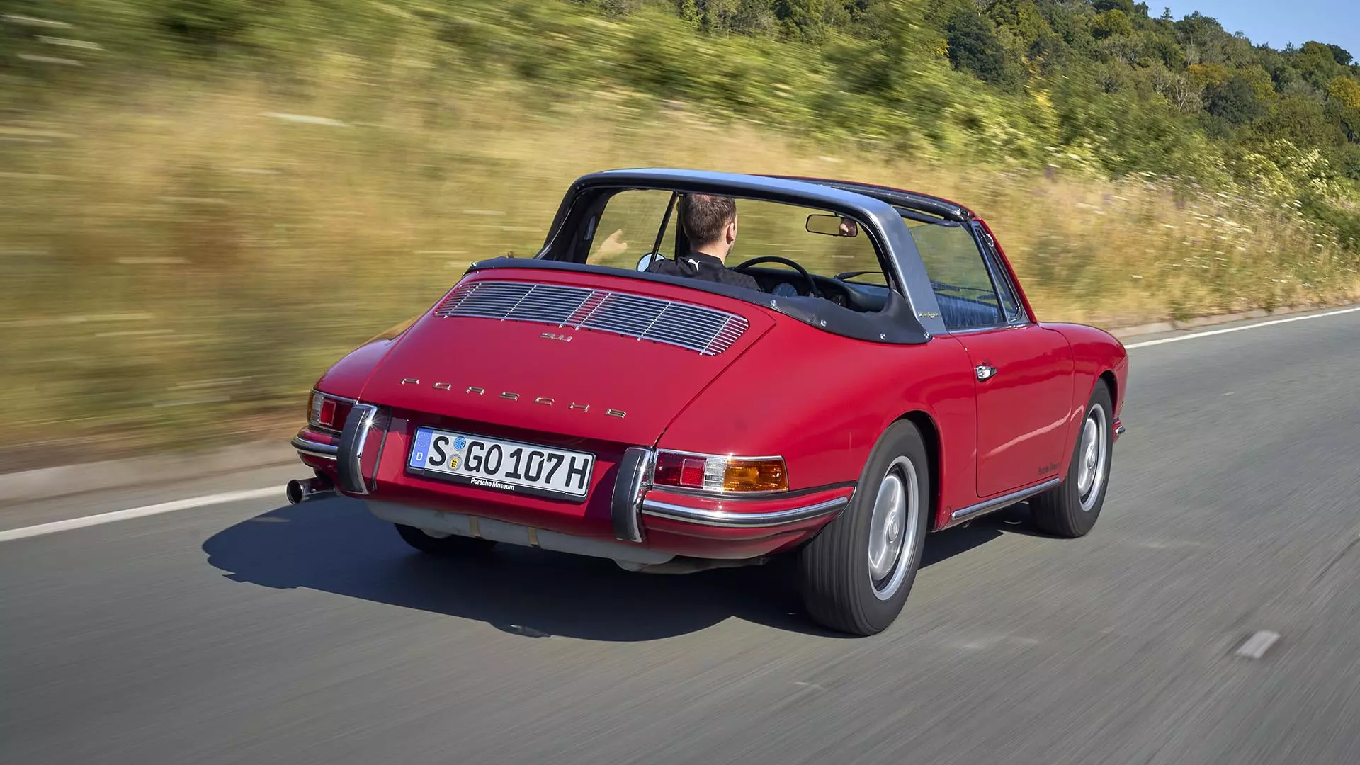 porsche-911-targa-rijder-achterkant-schuin-rechts