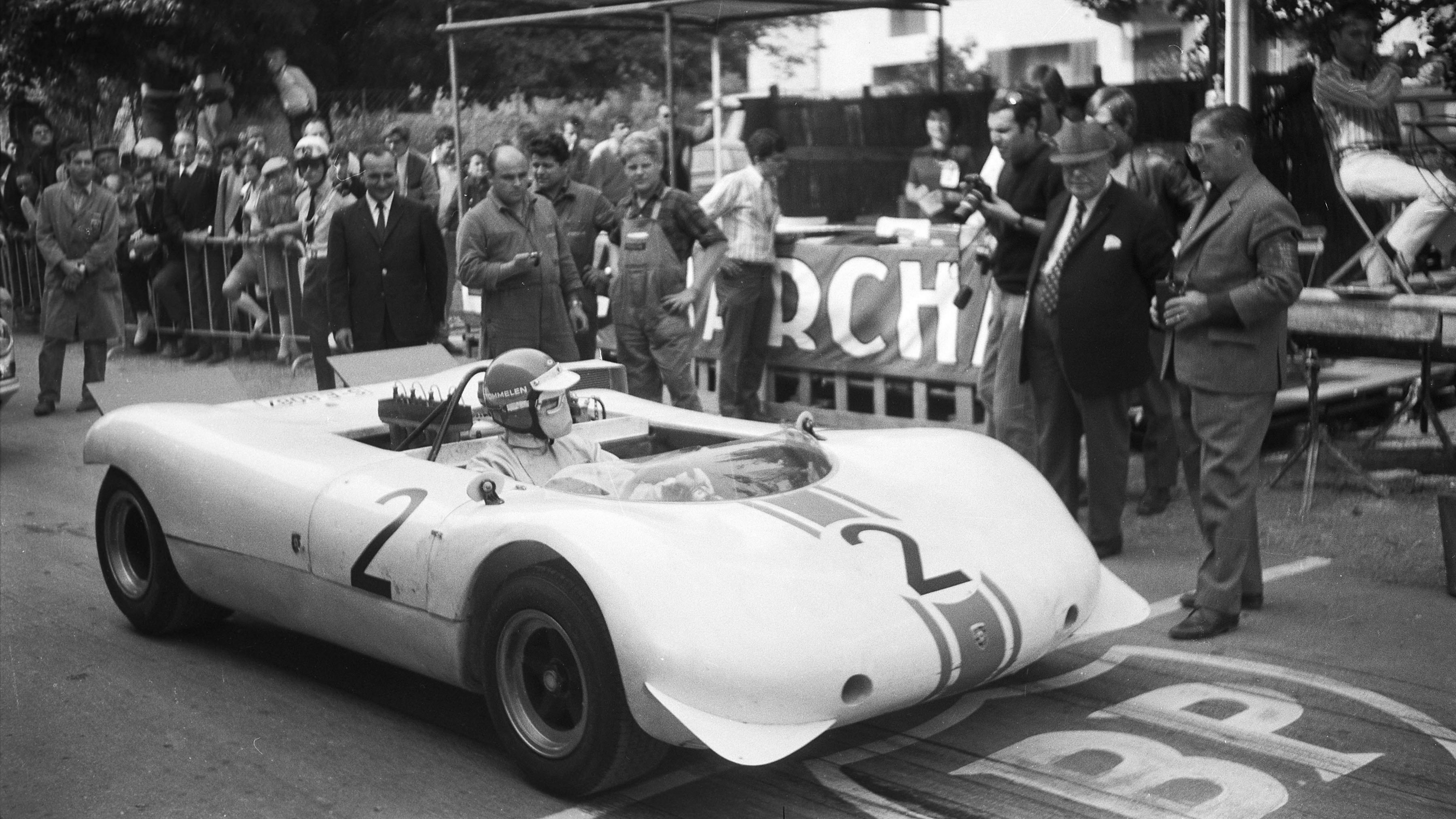 De kunst van het weglaten de bolle brandstoftank van de Porsche 909 Bergspyder 4