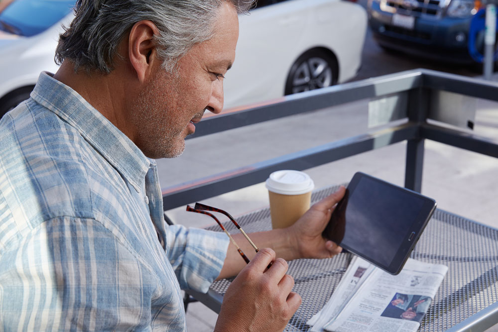 Man using the Edmunds mobile application on their tablet.
