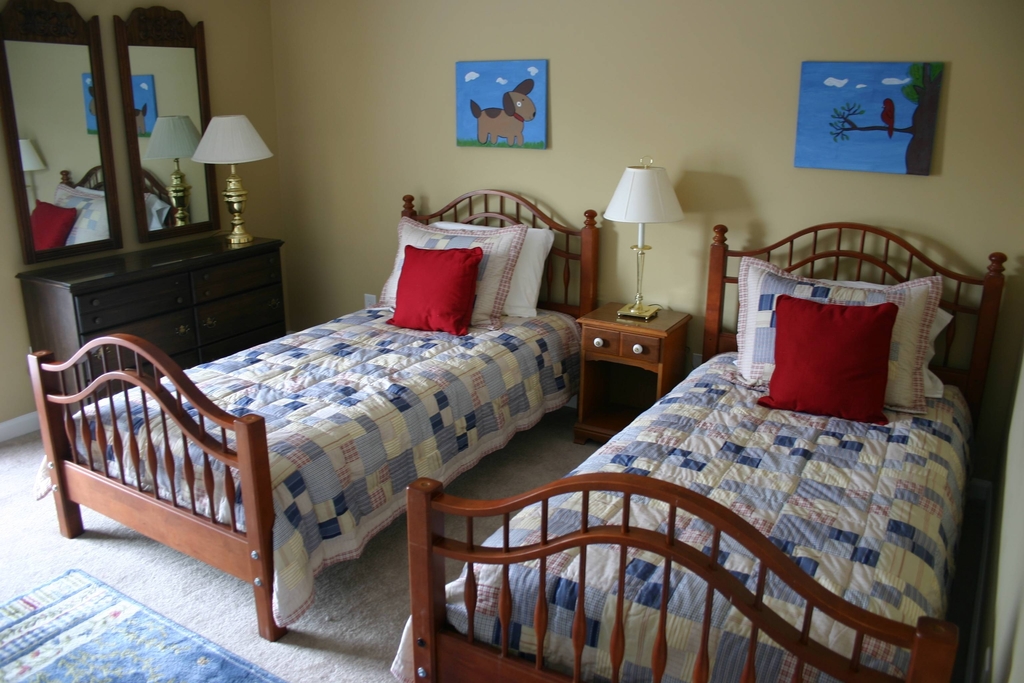 a bedroom with two twin beds