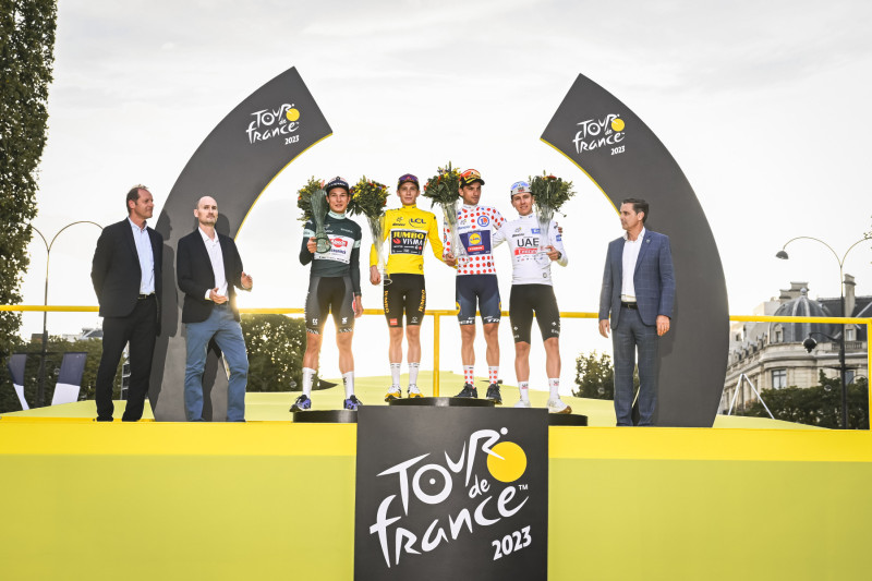 Gecamoufleerde nieuwe Škoda Superb Combi vergezelt Tour de France