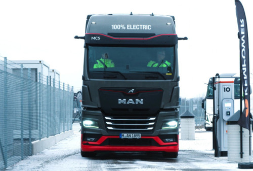 MAN eTGX demonstreert megawattladen in extreme Zweedse winteromstandigheden