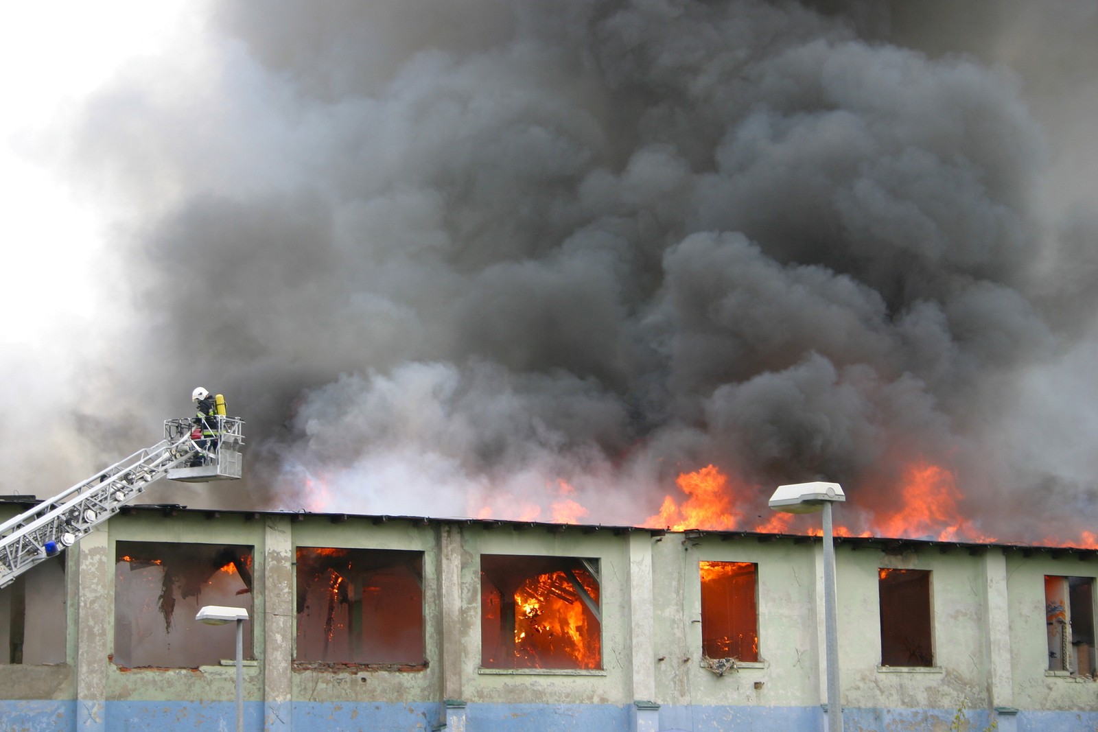 Пожары в зданиях тест. Победители пожара здания. Тушение пожара в здании. Пожары и взрывы в зданиях. Пожар здания gif.