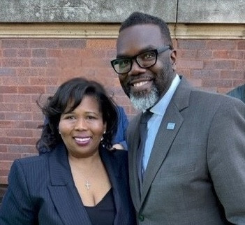 Advocate for mental health services celebrates reopening of Chicago clinic