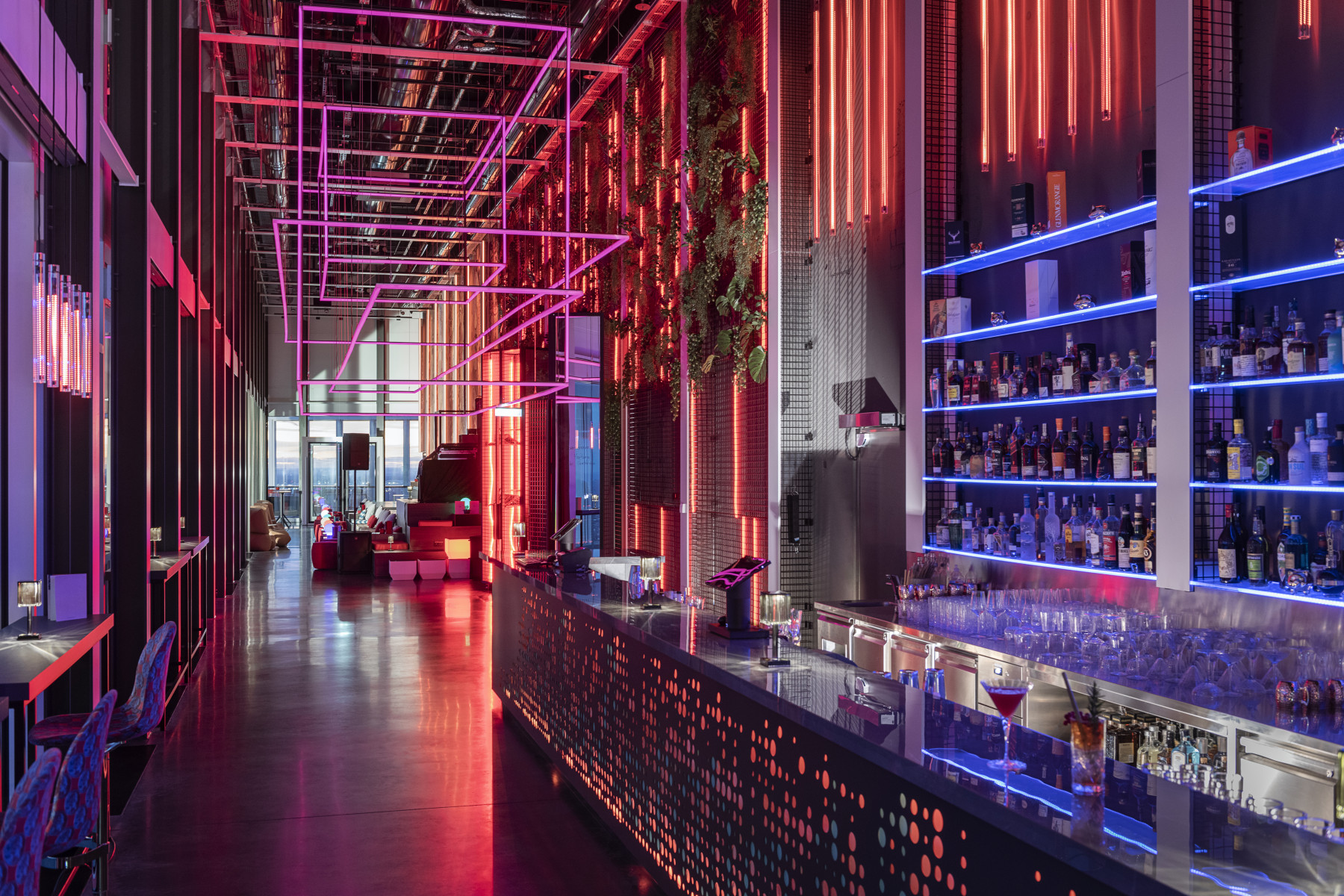 nhow_Frankfurt_Bar_sky_bar_sunset_beverages_cocktails_barstool_tables-8256x5504