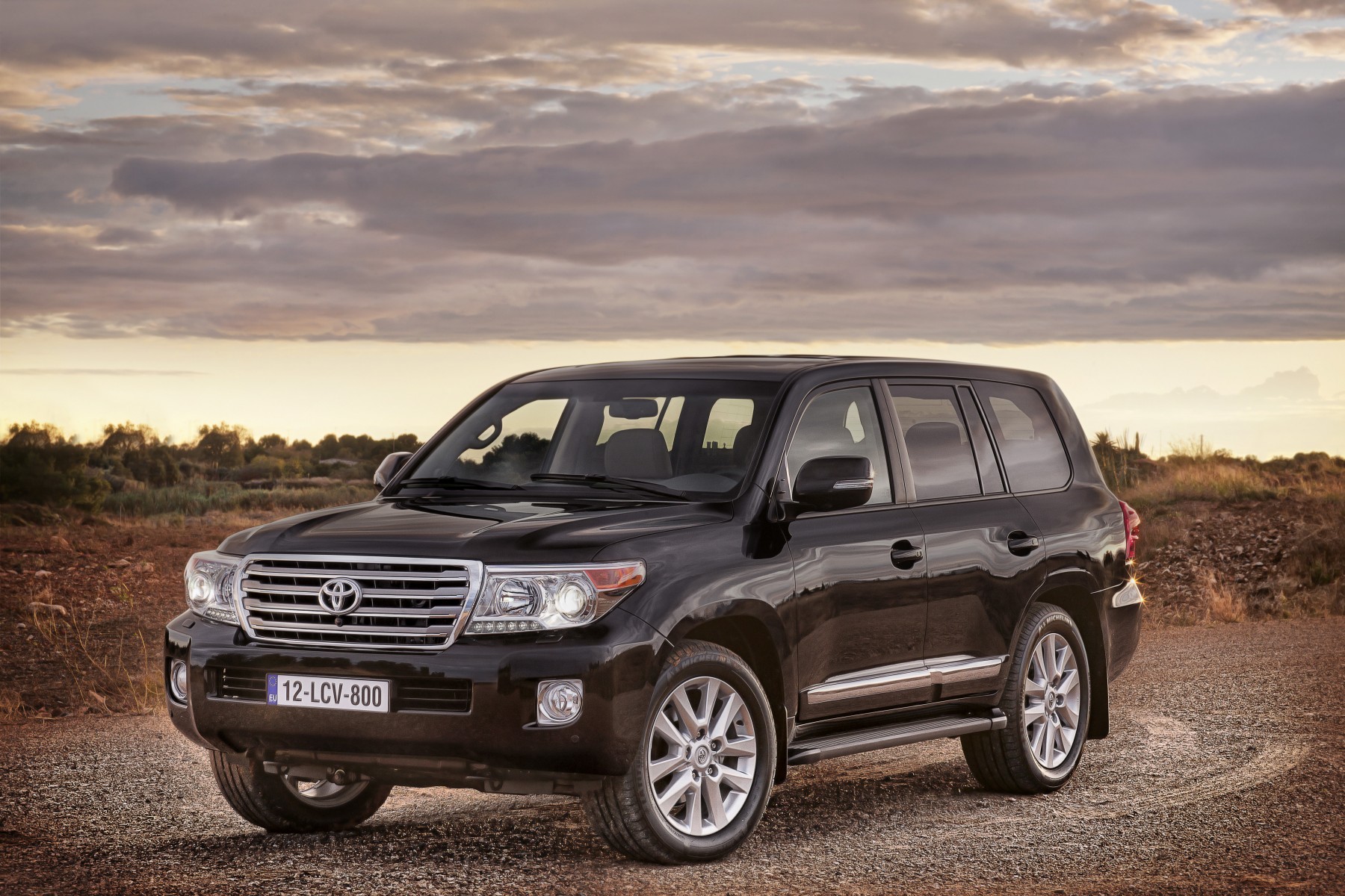 land-cruiser-v8-2012-enhanced-off-road-capabilities