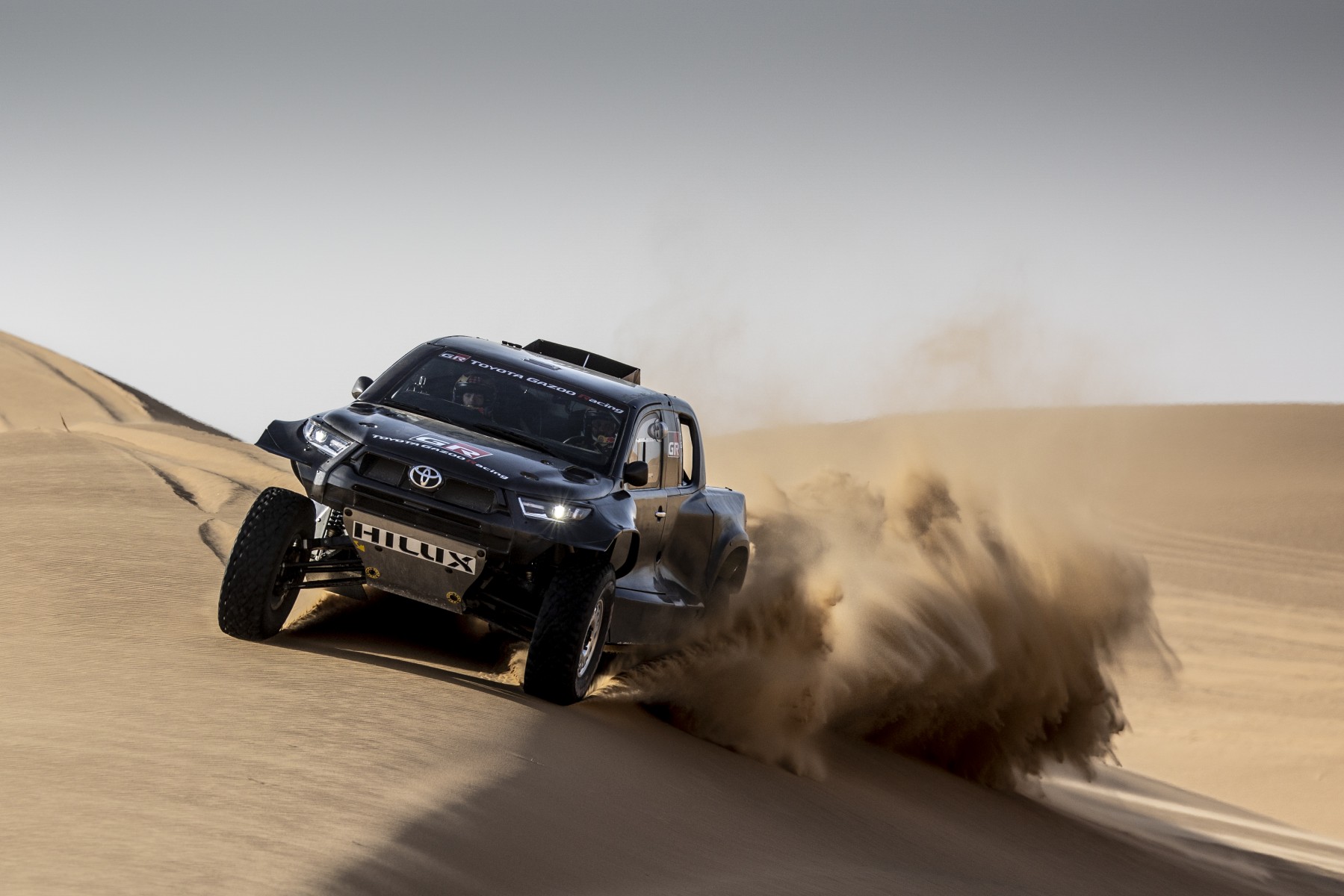 Toyota presenta el GR DKR Hilux y a sus cuatro pilotos para el Dakar 2022