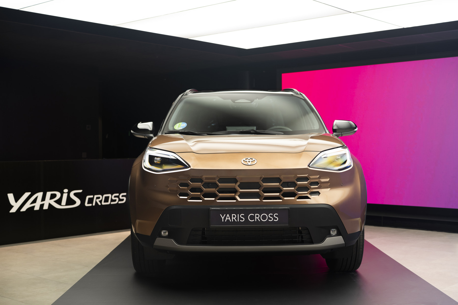 Toyota Yaris Cross renovado de 2026 en color bronce, visto de frente, en su presentación en España