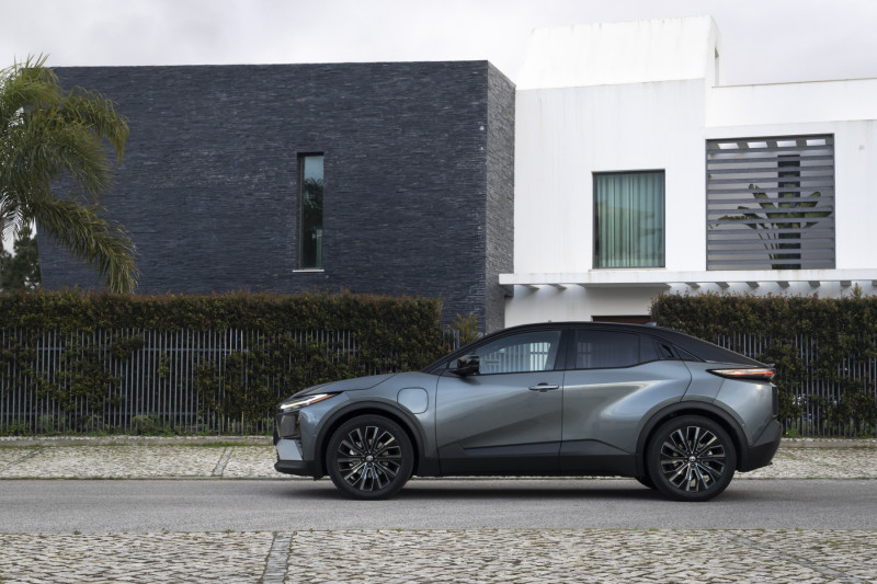 Side profile showing the coupé-style sloping roof