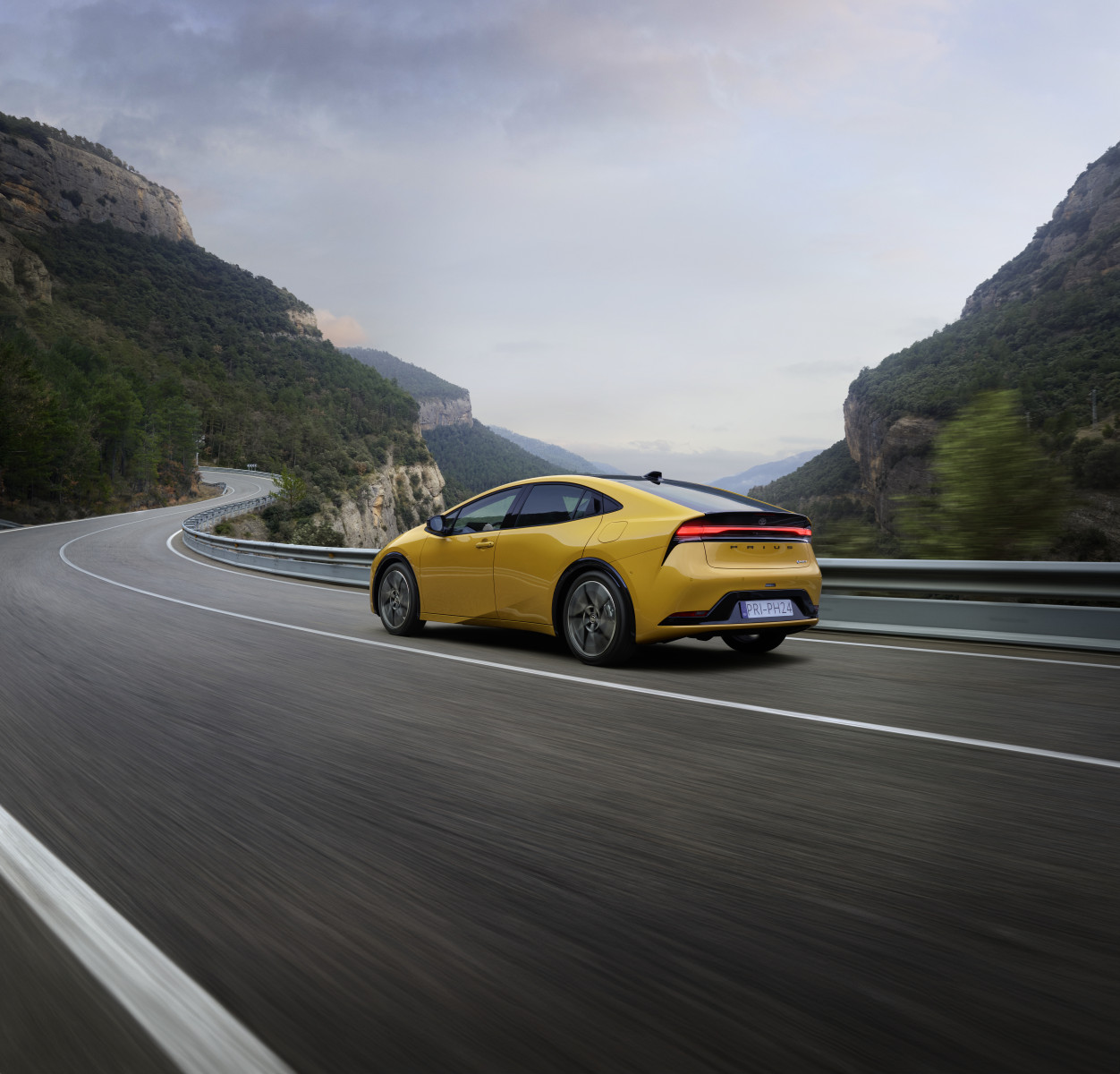 Toyota Prius 2025 nuove dotazioni e più efficienza