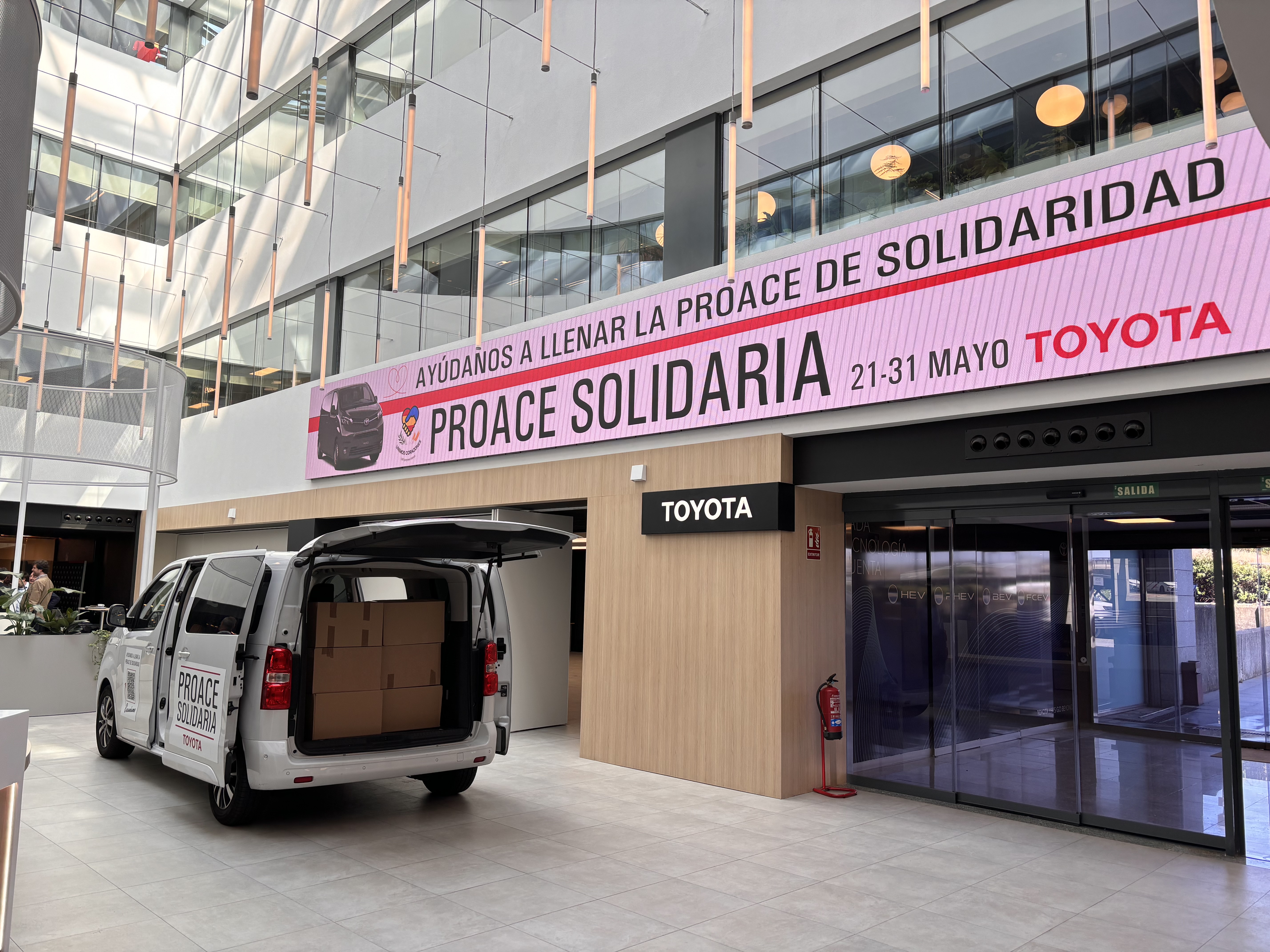 Toyota España dona más de 260 kg y un cheque de 7.600€ a la Asociación ...