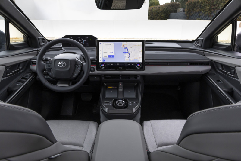 14-inch central touchscreen dominates the dashboard