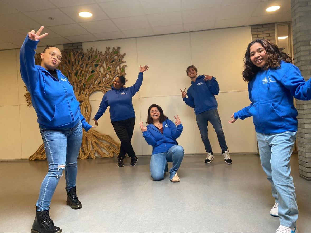 Studenten van intern leerbedrijf Connect leren anderen te