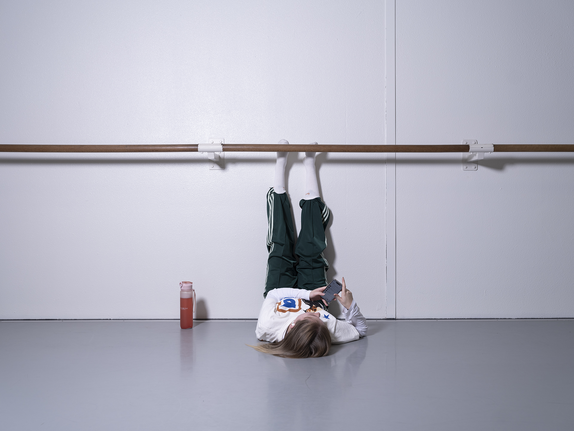 DSF7233_Daily life_Phone check_© David Galjaard