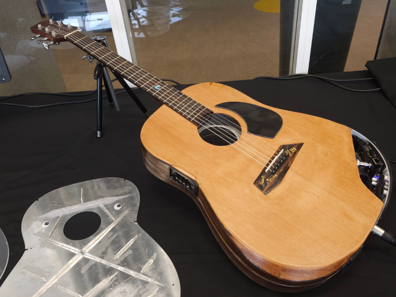 De Tone-Mixing-Guitar combineert materialen en technologie voor nieuwe klanken