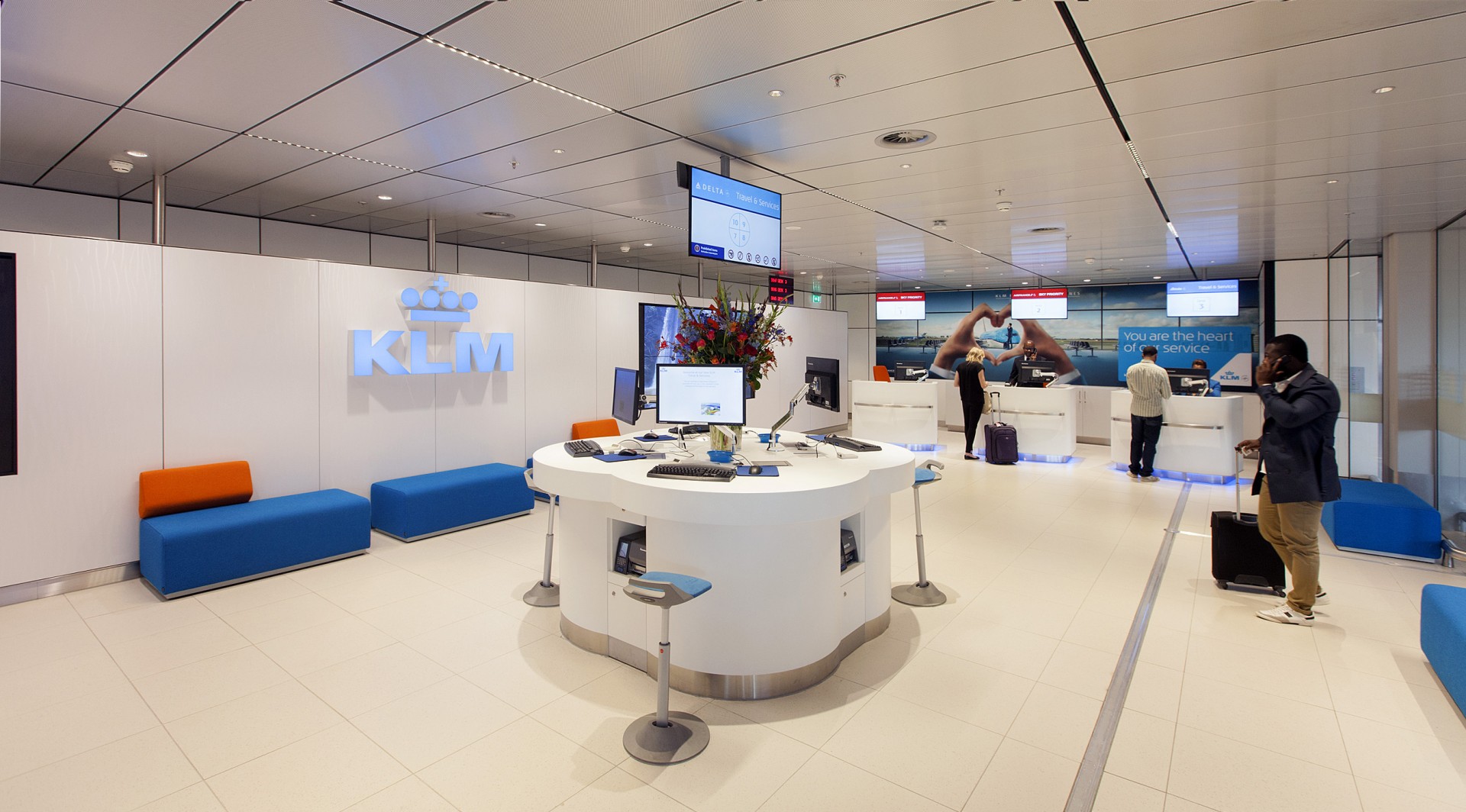 Feestelijke opening KLM Travel & Services en premium checkin gebied