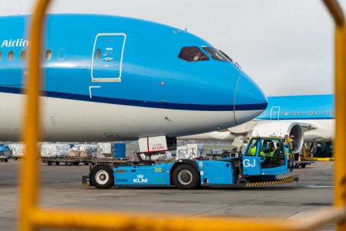Eerste nieuwe elektrische vliegtuigtrekkers in gebruik bij KLM