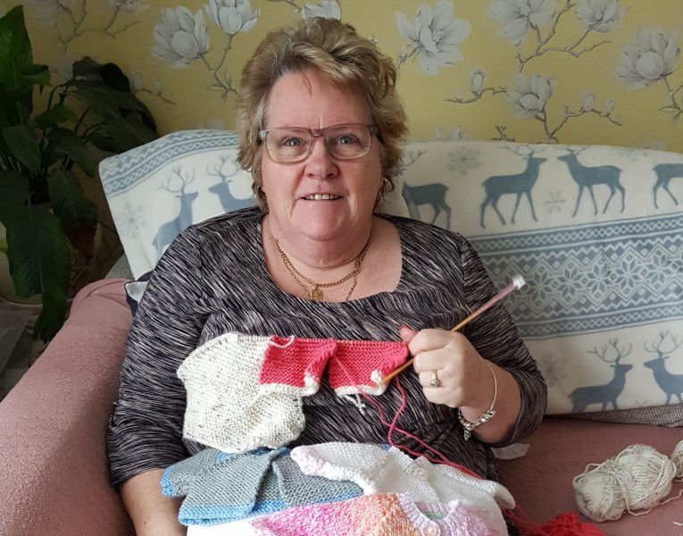 Linda knitting2