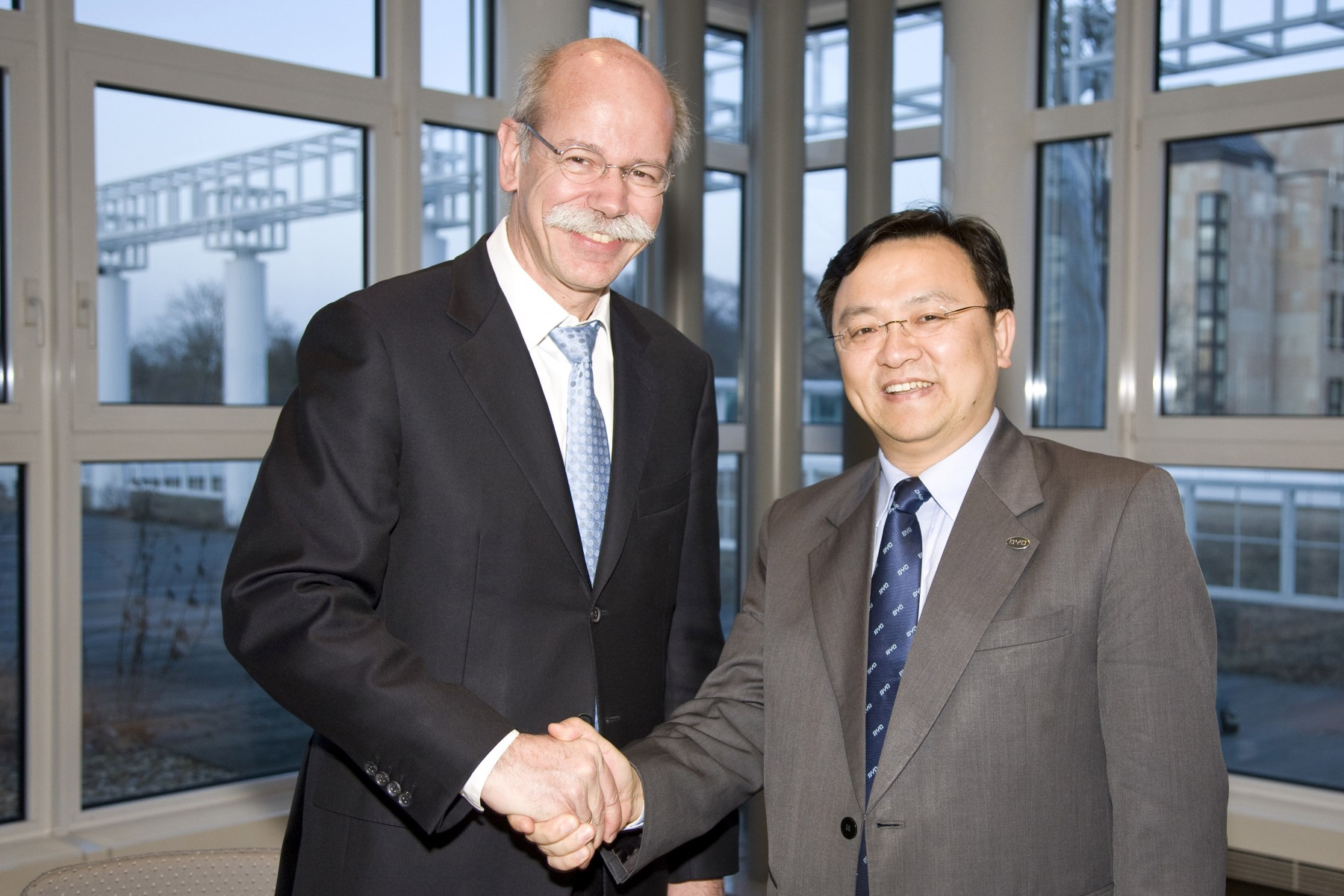 Dr. Dieter Zetsche, Chairman of the Board of Management at Daimler AG and Head of Mercedes-Benz Cars as well as Wang Chuan-fu, Chairman and President of BYD Company Limited at the signing of a Memorandum of Understanding for a technology partnership for electric vehicles in China.