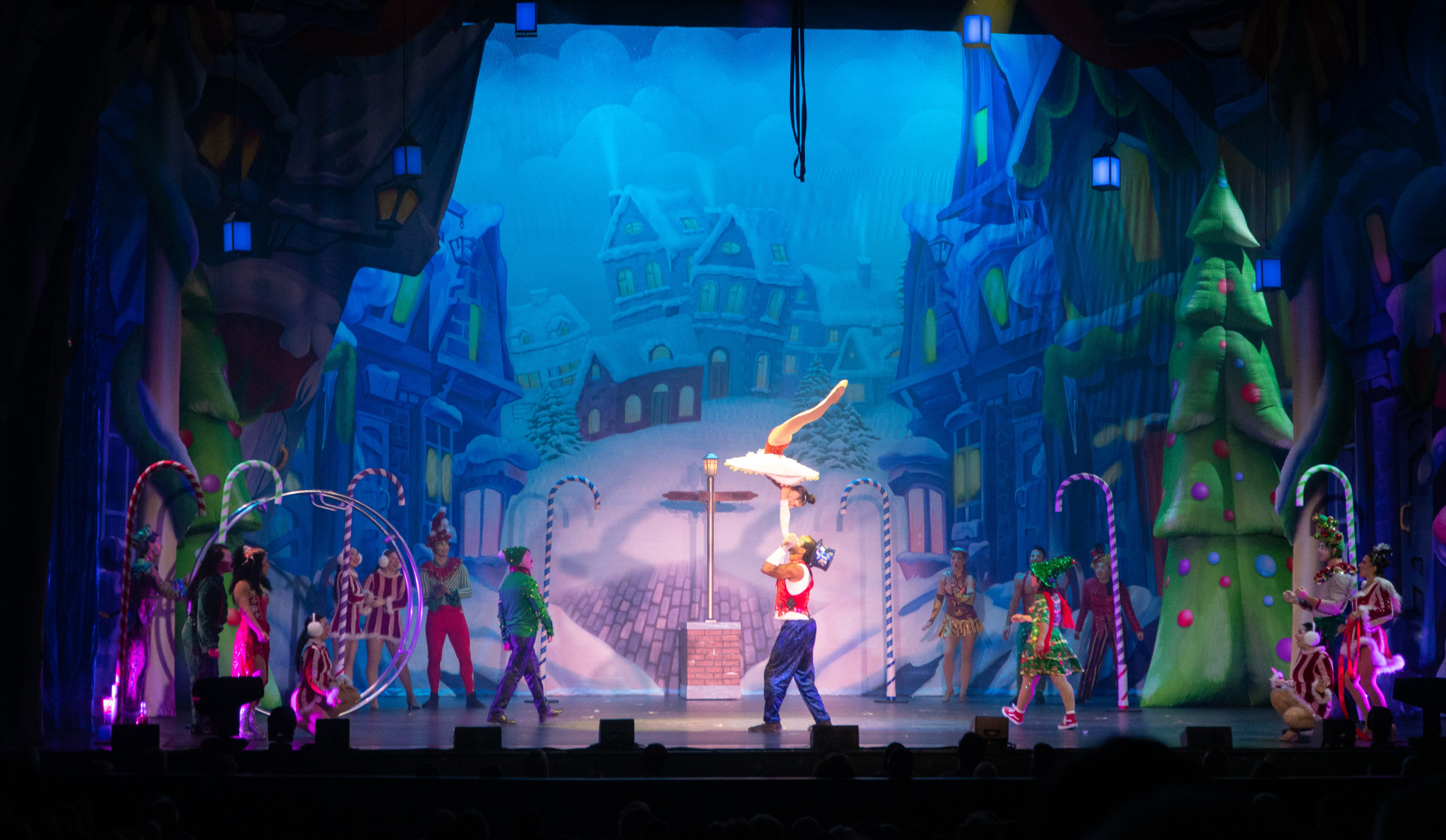 Cirque Dreams Holidaze to Illuminate Hershey Theatre This Winter
