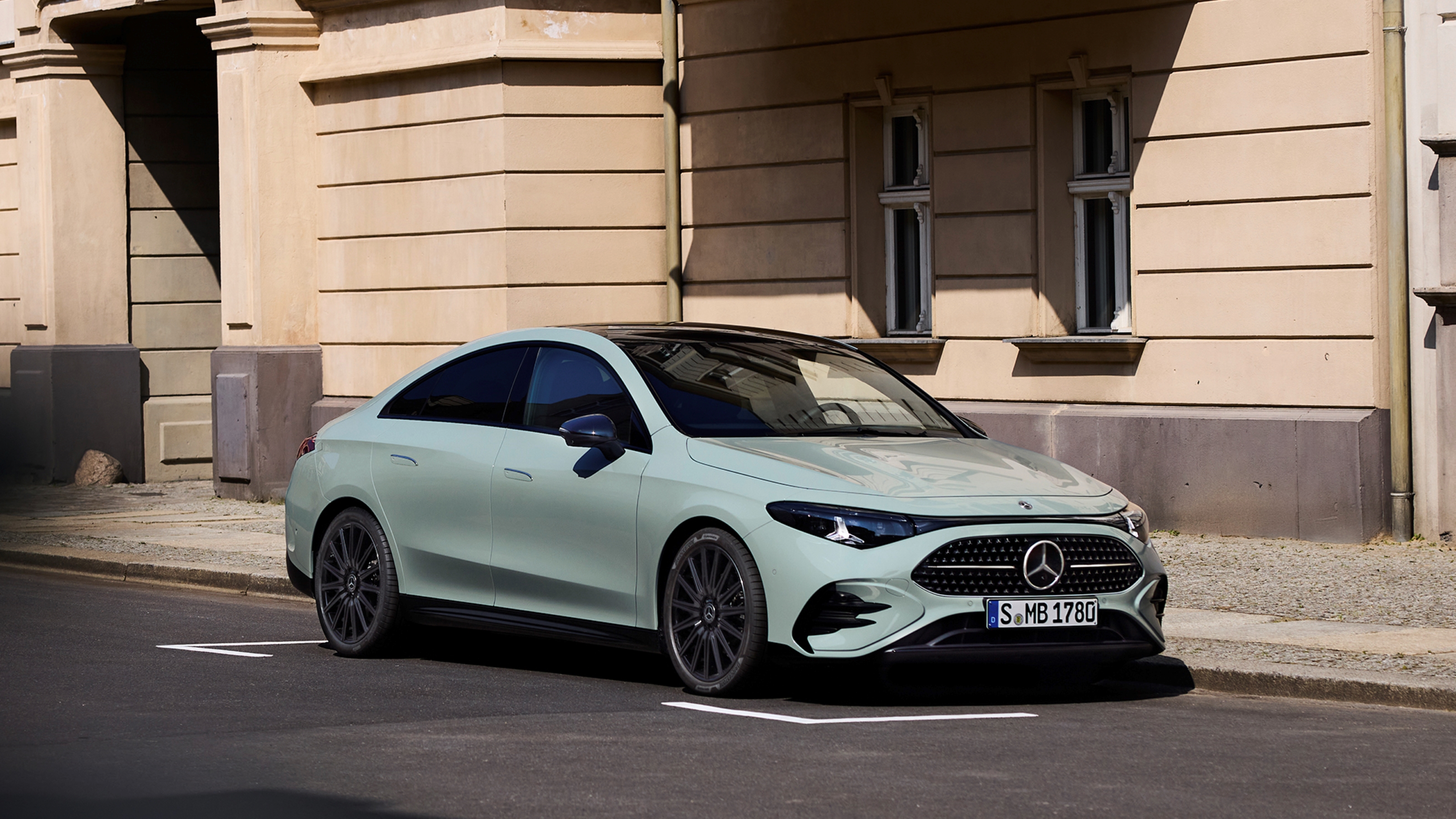 hightech-ge-lektrificeerd-en-zeer-effici-nt-de-nieuwe-cla-hybrid-is