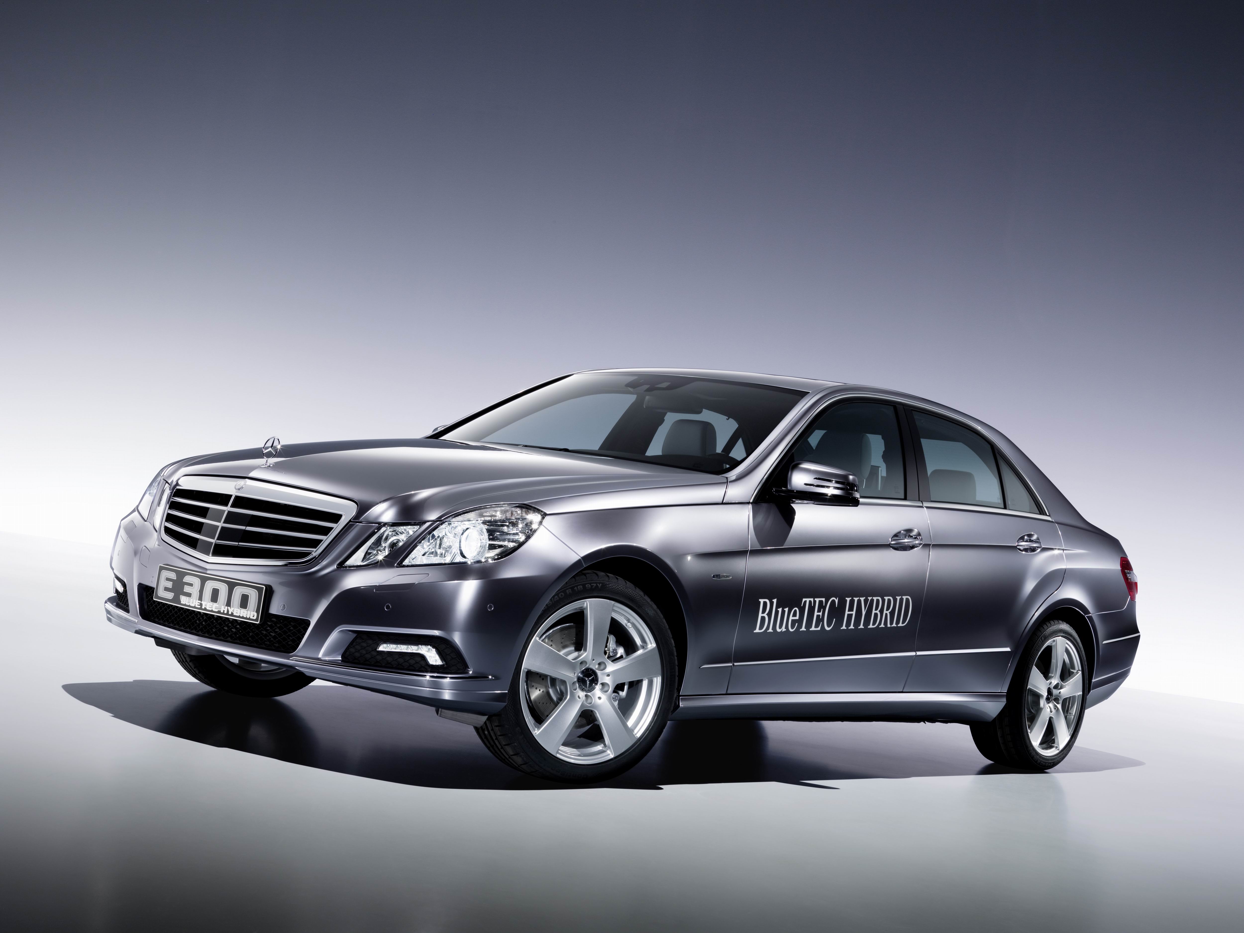 E 300 BlueTEC HYBRID verbruikt 4,5 liter per 100 km MercedesBenz E