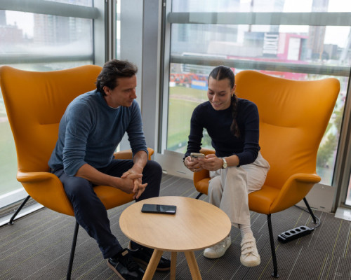 AI-taalbuddy’s en taalfitness-app gepresenteerd tijdens de Week van het Nederlands